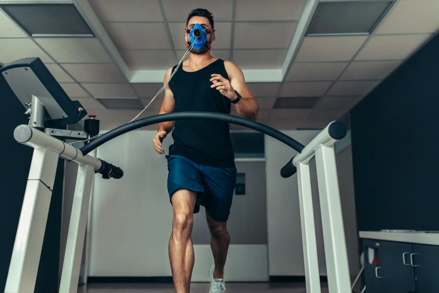 fit man runs on a treadmill for his kansas city vo2 max testing to improve athletic performance